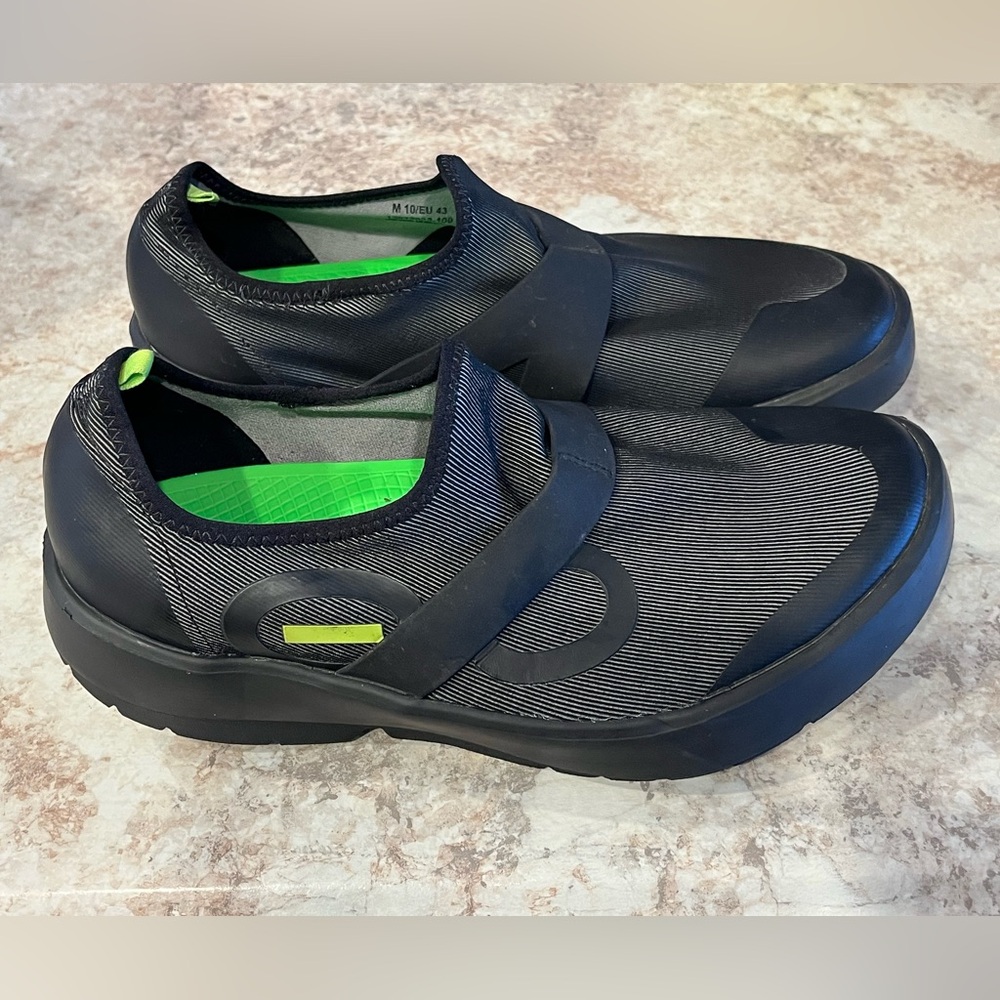 OOFOS Oomg Mens Sneakers Black and Green Slip-On Shoes Sz 10 EU 43